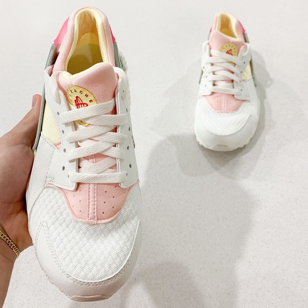 🥟💛💖 New Nike Huarache Cream Pink Sneakers - Picture 2 of 3